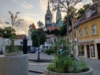 Branjugova-Vlaška  U neposrednoj blizini novog pješačkog fragmenta u staroj Vlaškoj, formirao se nakon što je biskup Aleksandar Alagović dao urediti pejzažni perivoj (danas Park Ribnjak), maleni trg na kojem je dominirao klasicistički obelisk. Postavljen je 1836. kad je perivoj završen. Arhitektonski ambijent i danas određuju klasicističke gradnje u Vlaškoj.